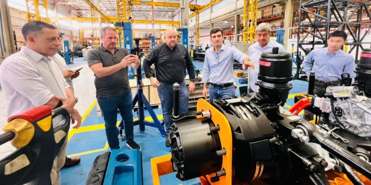 Colbert Filho visita fábrica de ônibus elétricos da BYD