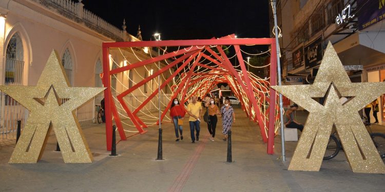 Espetáculo de música e luzes abre as portas do Natal de Feira