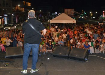 Dia da Bíblia reúne centenas de fiéis em louvor e adoração