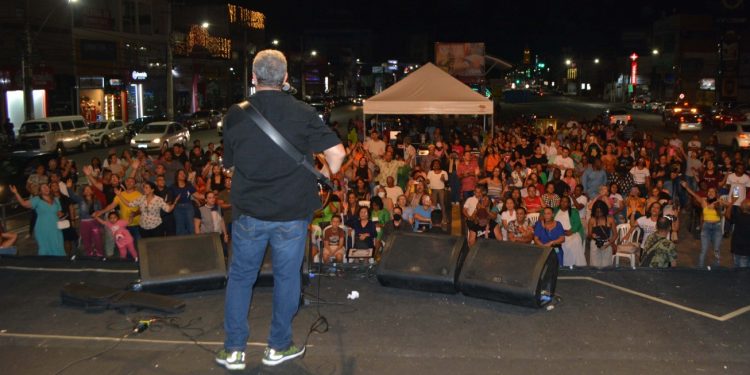 Dia da Bíblia reúne centenas de fiéis em louvor e adoração