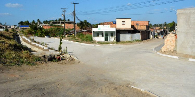 Prefeitura de Feira realiza pavimentação de ruas e drenagem urbana no distrito de Humildes