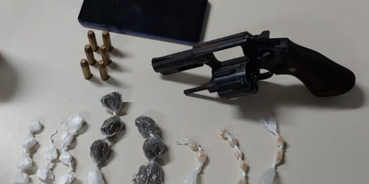 Rondesp Leste realiza prisão em flagrante por posse ilegal de arma de fogo e drogas em Feira de Santana