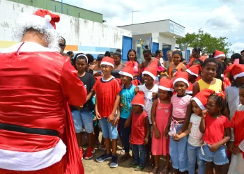 Estudantes recebem presentes das cartinhas enviadas a Papai Noel