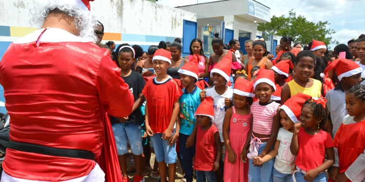 Estudantes recebem presentes das cartinhas enviadas a Papai Noel