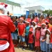 Estudantes recebem presentes das cartinhas enviadas a Papai Noel