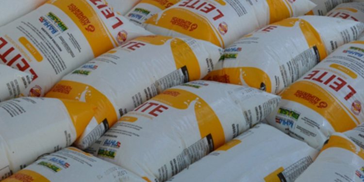 Prefeitura de Feira já distribuiu mais de 1 milhão de litros de leite este ano