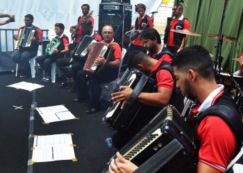 Orquestra de Serrinha resgata grandes clássicos no ritmo da sanfona