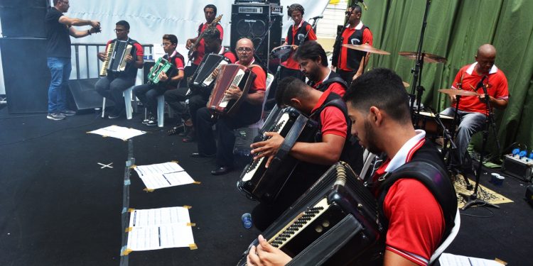 Orquestra de Serrinha resgata grandes clássicos no ritmo da sanfona
