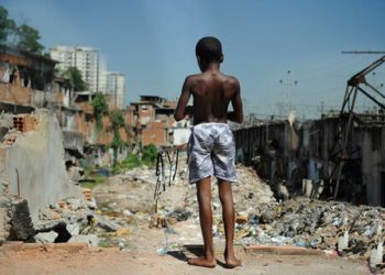 Pobreza caiu em 2022, aponta IBGE