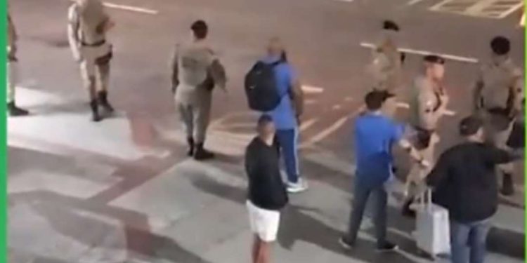 Desembarque do Bahia após derrota tem protesto de torcedores e disparos