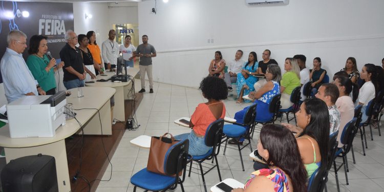 Dezesseis professores foram empossados nesta terça pela prefeitura de Feira