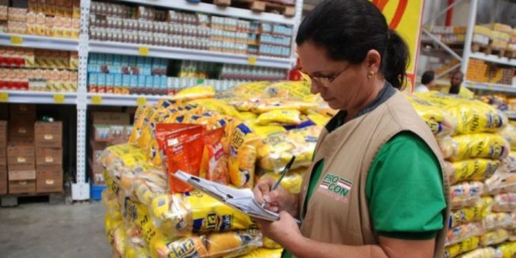 Procon divulga pesquisa comparativa de preços de produtos natalinos em Feira de Santana