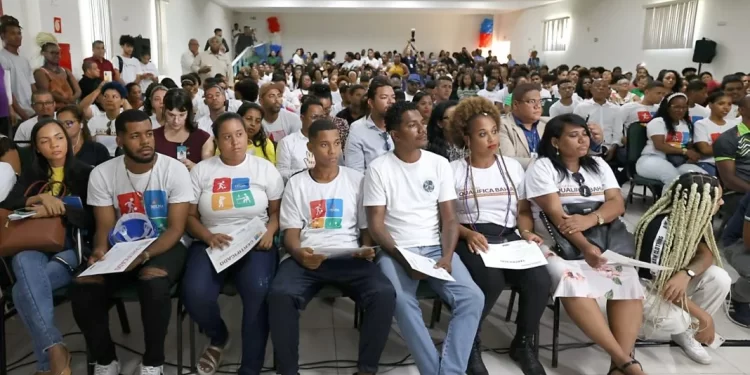 Certificação marca conquistas de 500 jovens e adultos nos programas Trilha e Qualifica Bahia