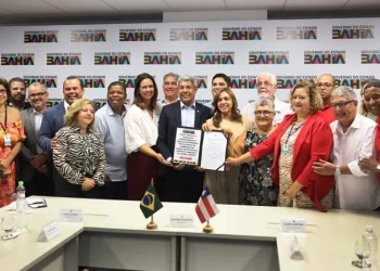 Governador assina decreto que garante a progressão de carreira para mais de dez mil profissionais da área de saúde