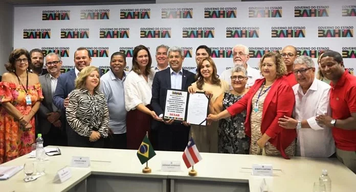 Governador assina decreto que garante a progressão de carreira para mais de dez mil profissionais da área de saúde