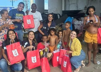 Prefeitura de Feira distribui kits de Natal para população em situação de rua