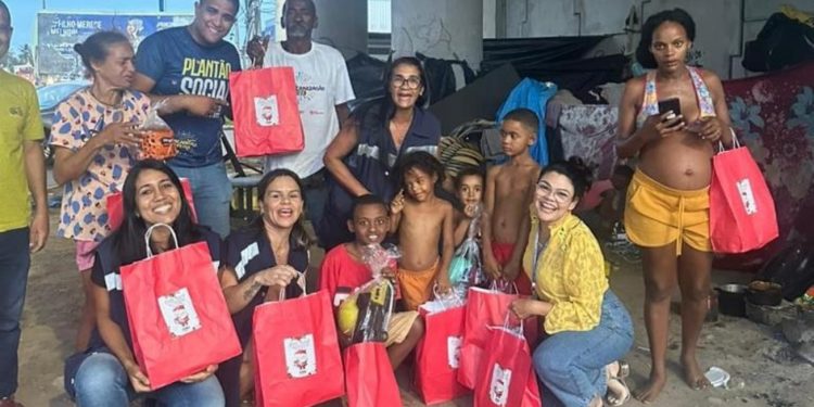Prefeitura de Feira distribui kits de Natal para população em situação de rua