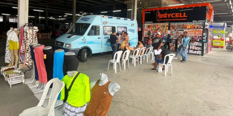 Unidade Móvel da Embasa atende o público no Shopping Popular Cidade das Compras, em Feira de Santana 