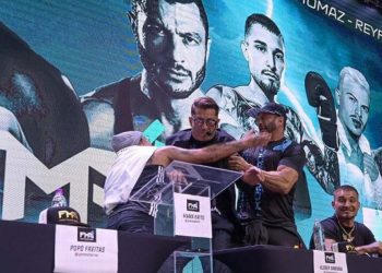 Popó quase acerta soco em Bambam e provoca confusão em coletiva de imprensa