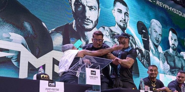 Popó quase acerta soco em Bambam e provoca confusão em coletiva de imprensa