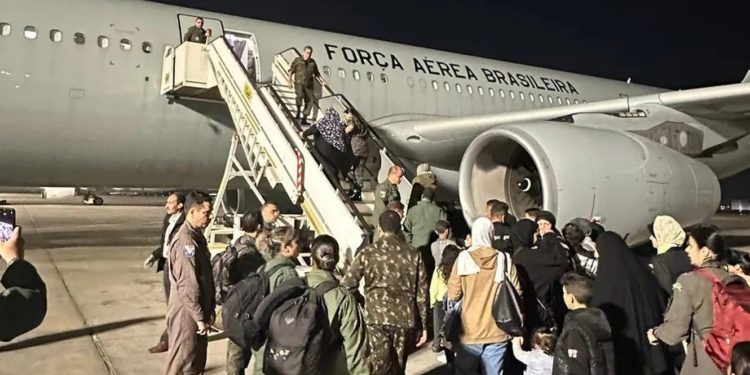 Segundo grupo de brasileiros e palestinos resgatados de Gaza embarcam rumo ao Brasil