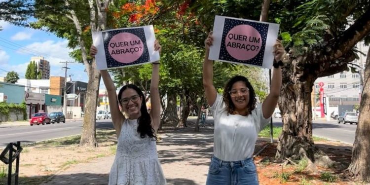 Abraço grátis é promovido pela equipe do CAPS AD