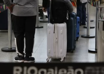 Auditores da Receita fazem operação-padrão em aeroportos nesta terça