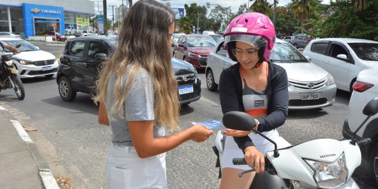 Prefeitura de Feira participa de Blitz Educativa contra importunação sexual no trânsito