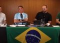 PF fez buscas contra Carlos em casa onde Bolsonaro fez live; ex-presidente e filhos deixaram o local de barco
