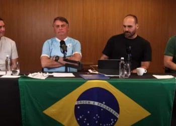 PF fez buscas contra Carlos em casa onde Bolsonaro fez live; ex-presidente e filhos deixaram o local de barco
