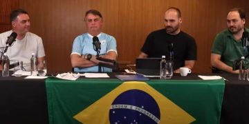 PF fez buscas contra Carlos em casa onde Bolsonaro fez live; ex-presidente e filhos deixaram o local de barco