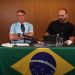 PF fez buscas contra Carlos em casa onde Bolsonaro fez live; ex-presidente e filhos deixaram o local de barco
