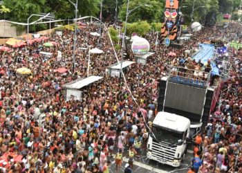 Carnaval pode movimentar R$ 2 bilhões na economia de Salvador e 800 mil turistas devem visitar a capital baiana