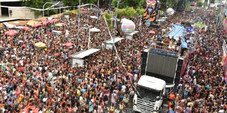 Carnaval pode movimentar R$ 2 bilhões na economia de Salvador e 800 mil turistas devem visitar a capital baiana