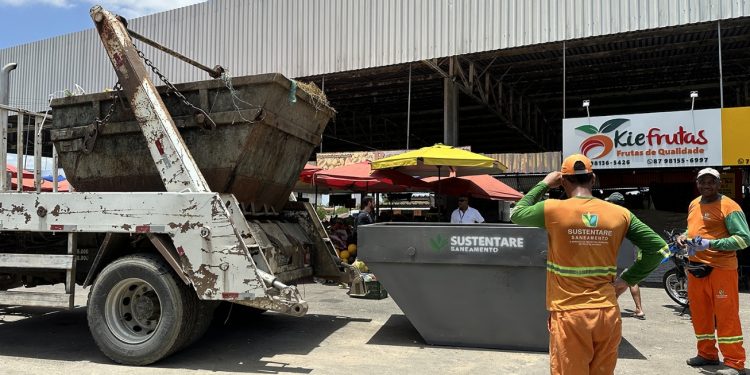 Centro de abastecimento recebe novas caixas para coleta de lixo