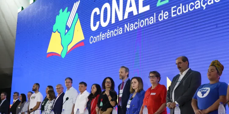 Conferência no DF vai orientar plano de educação, diz ministro