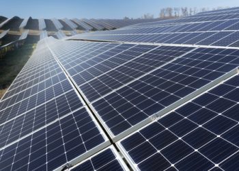 Energia solar gera R$ 180 bilhões em investimentos e contribui para a descarbonização