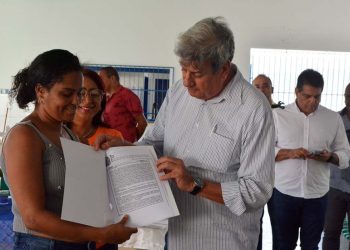 Feira: 58 famílias do Núcleo Conceição recebem escrituras de seus imóveis