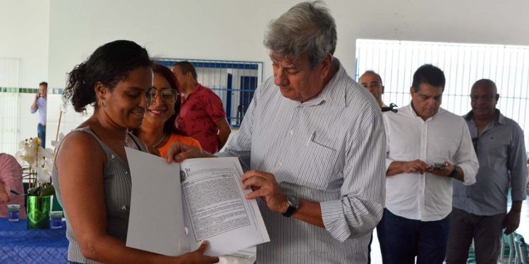 Feira: 58 famílias do Núcleo Conceição recebem escrituras de seus imóveis
