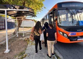 Mobilidade no Feira IX recebe novo abrigo de passageiros com QR Code