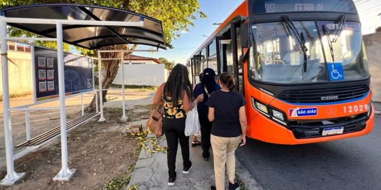 Mobilidade no Feira IX recebe novo abrigo de passageiros com QR Code