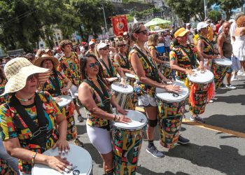 Lavagem do Bonfim reúne mais de 60 blocos que desfilam ao longo do trajeto rumo à Colina Sagrada