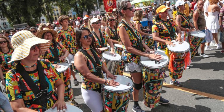 Lavagem do Bonfim reúne mais de 60 blocos que desfilam ao longo do trajeto rumo à Colina Sagrada
