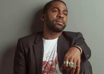 Lazáro Ramos recebe alta hospitalar após passal mal em casa