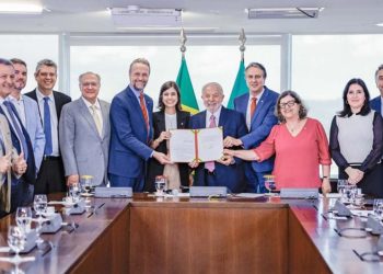 Ensino médio: Pé-de-Meia dará R$ 2 mil por ano a alunos de baixa renda