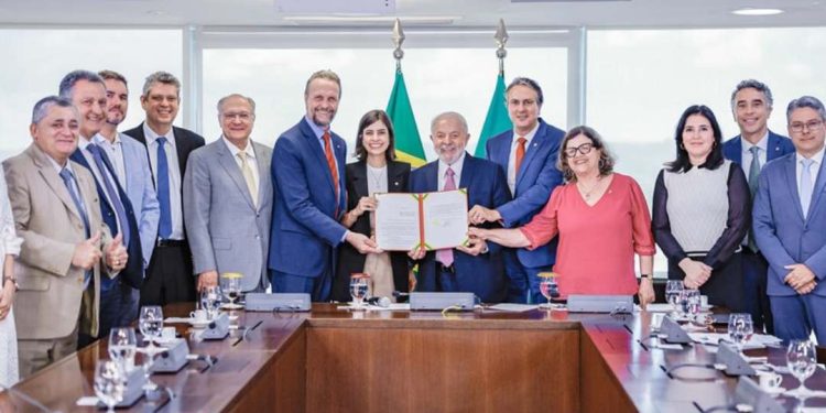 Ensino médio: Pé-de-Meia dará R$ 2 mil por ano a alunos de baixa renda