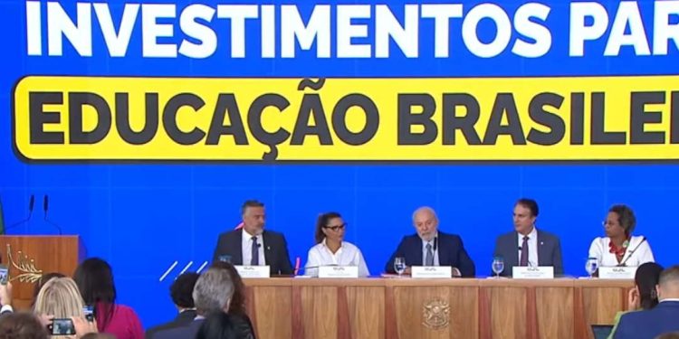 Ensino médio: Pé-de-Meia dará R$ 2 mil por ano a alunos de baixa renda