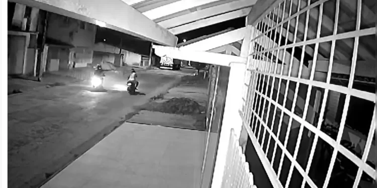 Mulher em moto é atacada a tiros e morre em Feira de Santana
