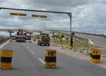 Novo pórtico é instalado na pista inferior do viaduto da Cidade Nova