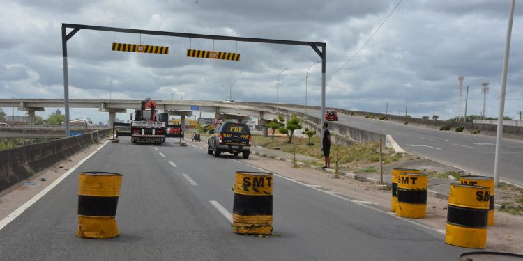 Novo pórtico é instalado na pista inferior do viaduto da Cidade Nova
